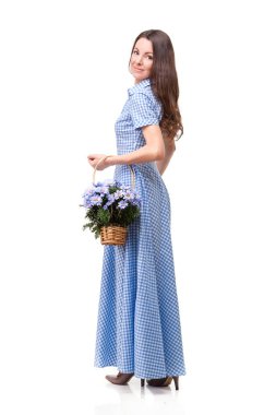 Çiçek chrysanthe ile mavi bir kafeste elbiseli güzel kız