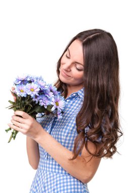 Çiçek chrysanthe ile mavi bir kafeste elbiseli güzel kız