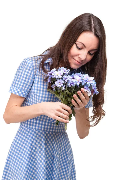 Bella ragazza in un vestito in una gabbia blu con crisantemo di fiori — Foto Stock