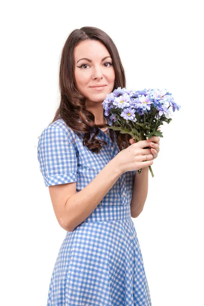 Bella ragazza in un vestito in una gabbia blu con crisantemo di fiori — Foto Stock