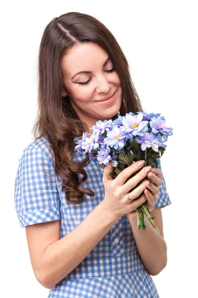 Bella ragazza in un vestito in una gabbia blu con crisantemo di fiori — Foto Stock