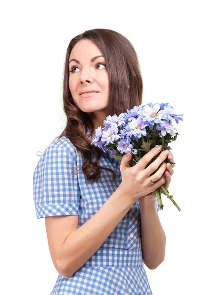Bella ragazza in un vestito in una gabbia blu con crisantemo di fiori — Foto Stock