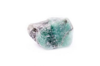 Beyaz arka plan üzerinde makro mineral taş zümrüt