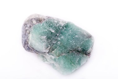 Beyaz arka plan üzerinde makro mineral taş zümrüt