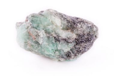 Beyaz arka plan üzerinde makro mineral taş zümrüt