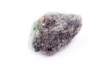 Beyaz arka plan üzerinde makro mineral taş zümrüt