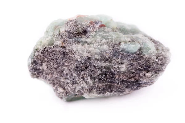 Beyaz arka plan üzerinde makro mineral taş zümrüt