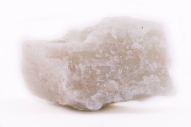 Makro mineral taş Akuamarin beyaz arka plan üzerinde