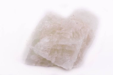 Makro mineral taş Akuamarin beyaz arka plan üzerinde