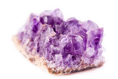 Beyaz arka plan üzerinde makro mineral taş Ametist