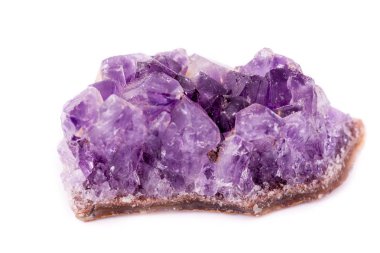 Beyaz arka plan üzerinde makro mineral taş Ametist