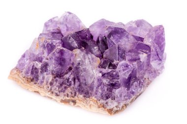 Beyaz arka plan üzerinde makro mineral taş Ametist