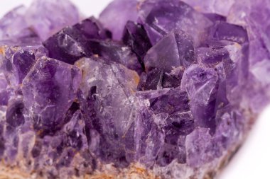 Beyaz arka plan üzerinde makro mineral taş Ametist