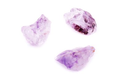 Beyaz arka plan üzerinde makro mineral taş Ametist