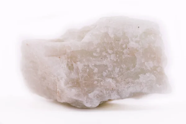 Macro piedra mineral Aguamarina sobre fondo blanco —  Fotos de Stock