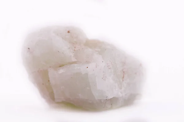 Macro pierre minérale Aquamarine sur fond blanc — Photo