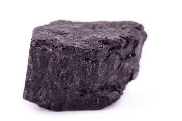 Макро мінеральний камінь Турмалін на білому тлі — стокове фото