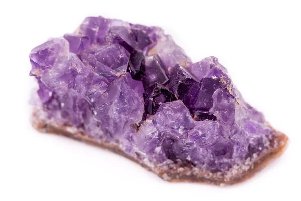 宏在白色背景上的紫水晶矿物石头 — 图库照片