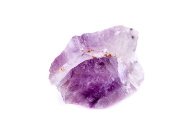 Beyaz arka plan üzerinde makro mineral taş Ametist