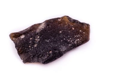 Beyaz arka plan üzerinde makro mineral taş metin