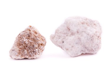 Beyaz arka plan üzerinde makro mineral taş Albit