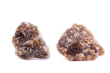 Makro mineral taş olivin beyaz arka plan üzerinde