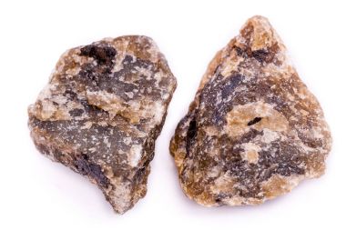 Makro mineral taş olivin beyaz arka plan üzerinde