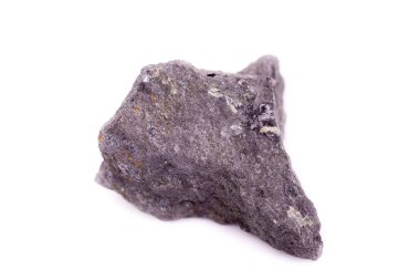 Beyaz arka plan üzerinde makro mineral taş Chalcopyrite