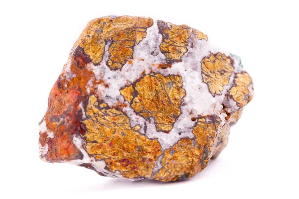 Pedra macromineral Chalcopyrite sobre fundo branco — Fotografia de Stock