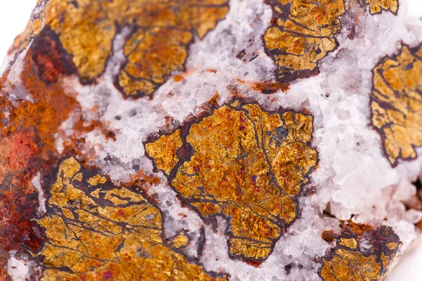 Μακροεντολή ορυκτή πέτρα χαλκοπυρίτη σε λευκό φόντο — Φωτογραφία Αρχείου