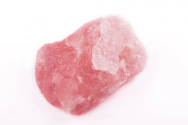 Beyaz bir arka plan üzerinde makro mineral taş Pembe Kuvars