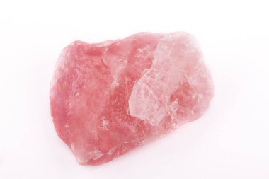 Beyaz bir arka plan üzerinde makro mineral taş Pembe Kuvars