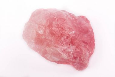 Beyaz bir arka plan üzerinde makro mineral taş Pembe Kuvars