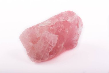Beyaz bir arka plan üzerinde makro mineral taş Pembe Kuvars
