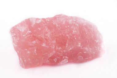 Beyaz bir arka plan üzerinde makro mineral taş Pembe Kuvars