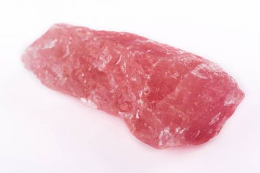 Beyaz bir arka plan üzerinde makro mineral taş Pembe Kuvars