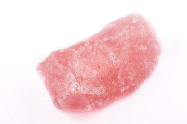 Beyaz bir arka plan üzerinde makro mineral taş Pembe Kuvars