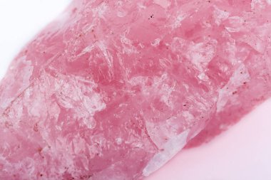 Beyaz bir arka plan üzerinde makro mineral taş Pembe Kuvars