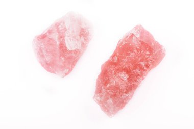 Beyaz bir arka plan üzerinde makro mineral taş Pembe Kuvars