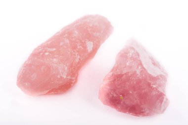 Beyaz bir arka plan üzerinde makro mineral taş Pembe Kuvars