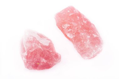 Beyaz bir arka plan üzerinde makro mineral taş Pembe Kuvars