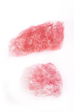 Beyaz bir arka plan üzerinde makro mineral taş Pembe Kuvars