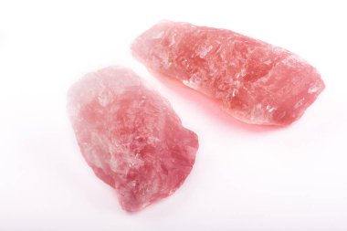 Beyaz bir arka plan üzerinde makro mineral taş Pembe Kuvars