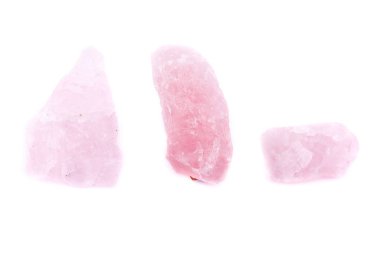 Beyaz bir arka plan üzerinde makro mineral taş Pembe Kuvars