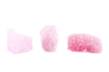 Beyaz bir arka plan üzerinde makro mineral taş Pembe Kuvars