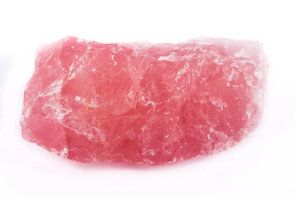 Makro ásványi kő rózsaszín kvarc-fehér alapon — Stock Fotó