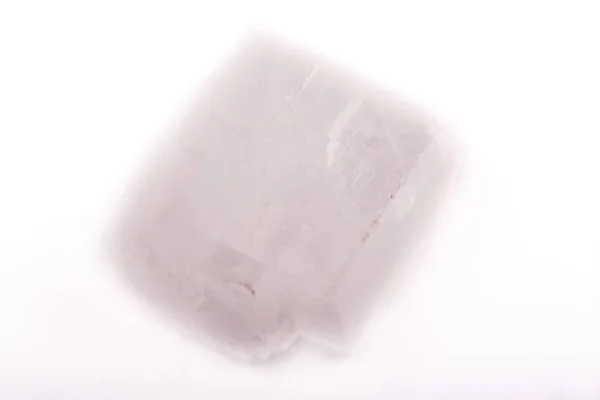 Макрос мінеральні камінь ісландський шпат на білому тлі — стокове фото