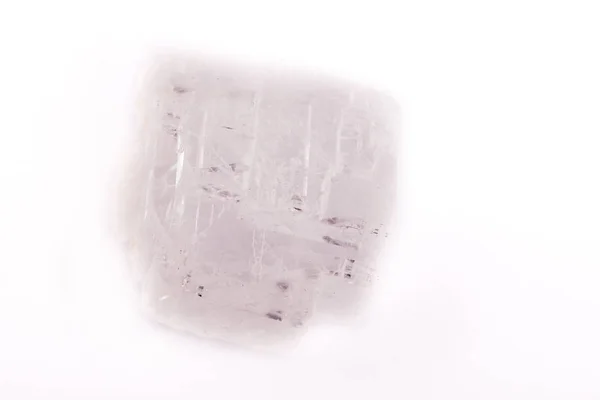 Макрос мінеральні камінь ісландський шпат на білому тлі — стокове фото