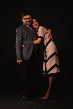 Bir adam bir kız karanlık bir arka plan karşı sarılma