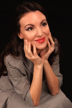 Karanlık bir arka plan üzerinde takım elbiseli güzel kız